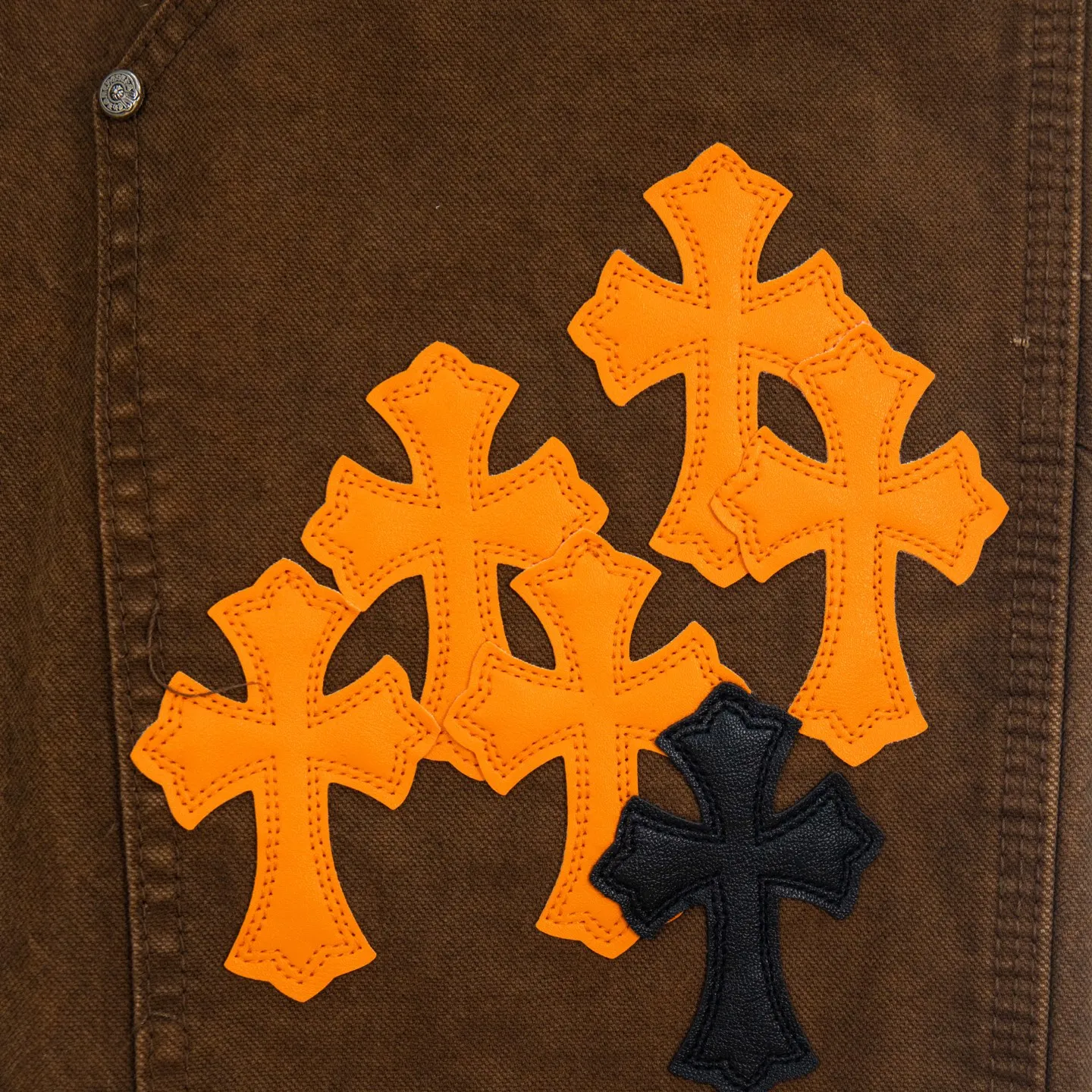 P290 Chrome Hearts Chrome Hearts Brown Logging Orange Multi-leather Jeans Multi-leather standard workwear jeans and jeans need to be washed and then disassembled and hand-stitched with sheepskin cross leather and then spliced to complete. The whole process is too complicated to describe. About Chrome Hearts This is an extremely luxurious fashion brand that can also be called the nobility of the high street. It has always been an exclusive brand for some hipsters or the second generation of rich people. Compared with ordinary high streets, it is more luxurious and noble. Compared with luxury brands, it is more fashionable and individual. It has always been a brand that I have a special liking for. Style number: 1787# Color: Brown Size: 28 30 32 34 36